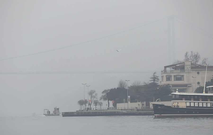 الضباب الكثيف يغطي مدينة اسطنبول التركية