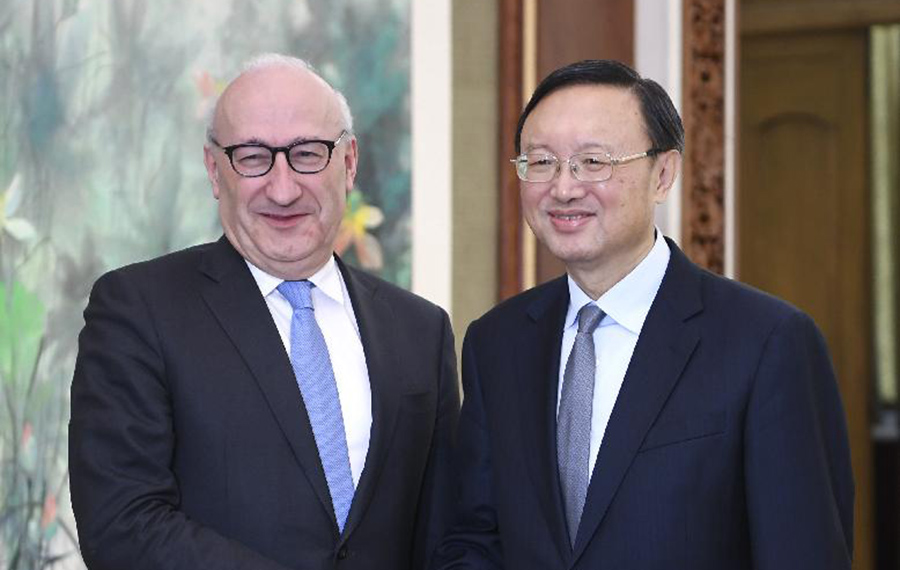 مسؤولان صينيان بارزان يلتقيان المستشار الدبلوماسي للرئيس الفرنسي