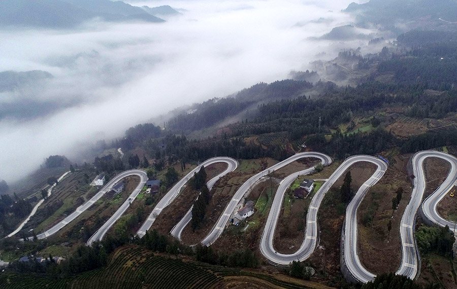 طريق سريع ذو منعطفات هائلة بمقاطعة هوبي وسط الصين