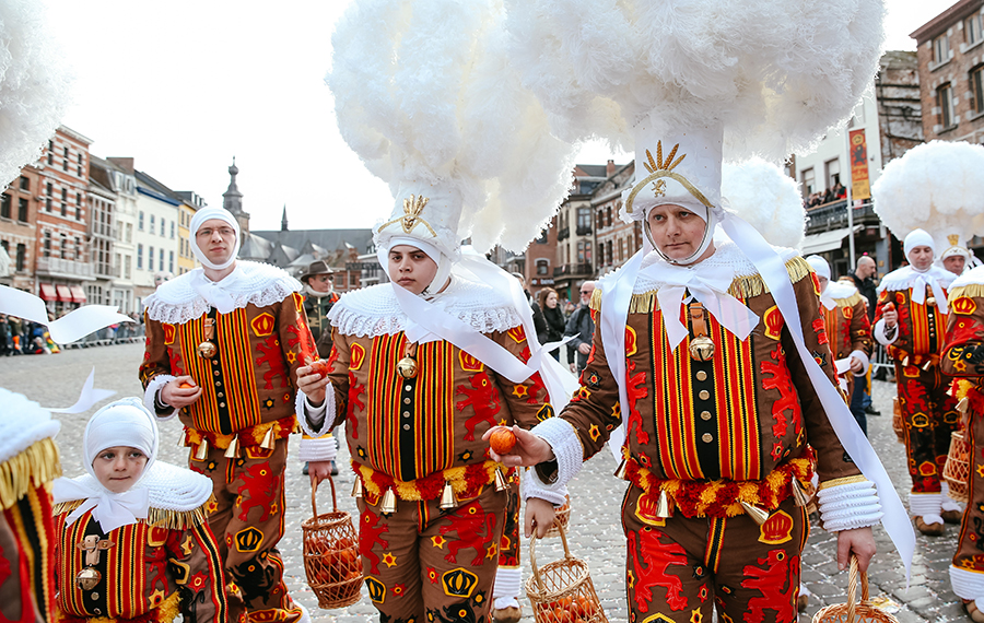 الناس يحتفلون بمهرجان كرنفال في بلجيكا