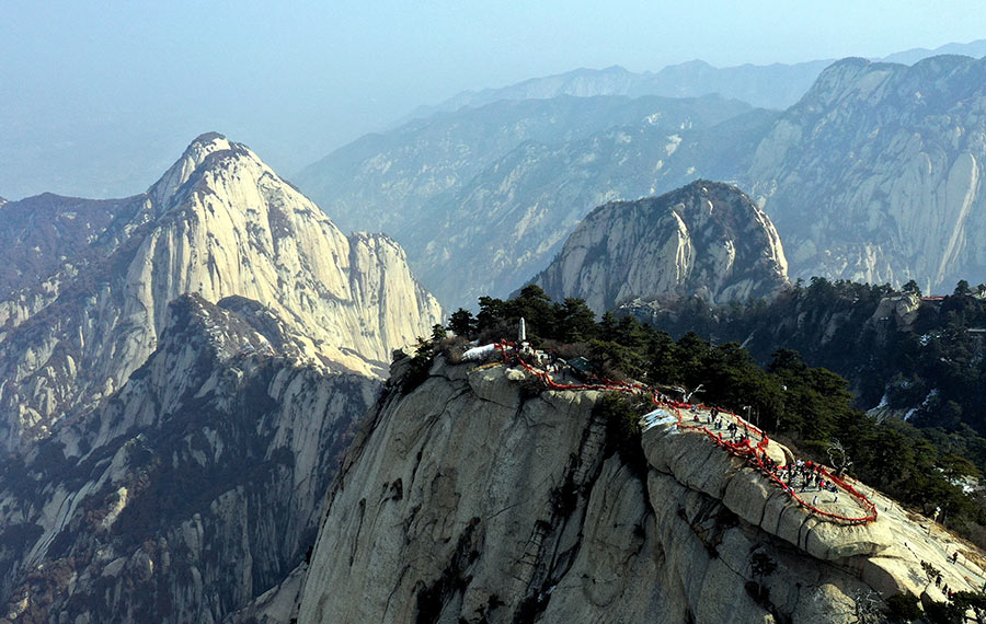 السياح يزورون منطقة جبل هواشان ذات المناظر الطبيعية الخلابة فى مقاطعة شنشى بشمال غربي الصين