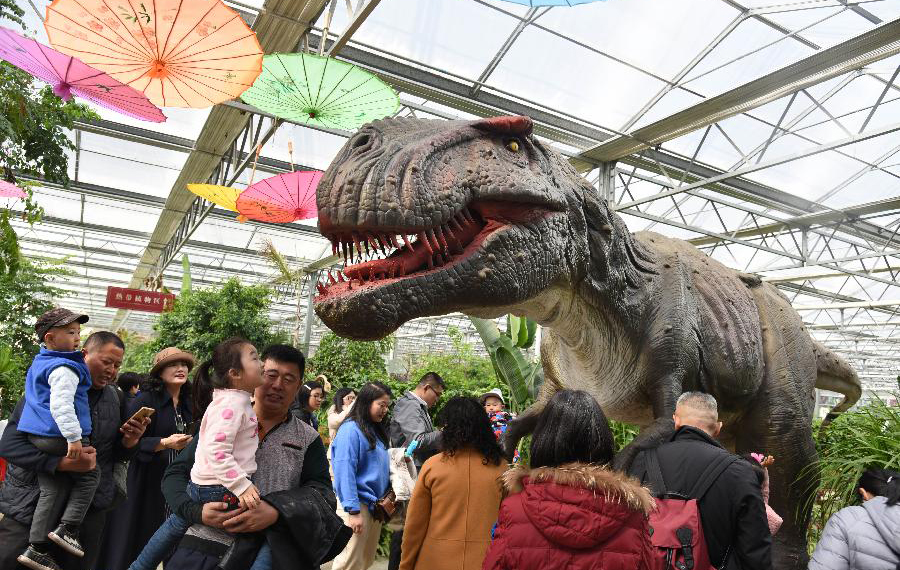 زيارة ديناصور في قاعدة العلوم ديناصور بحديقة لينغتشوشان للنباتات في مدينة تشينغداو بمقاطعة شاندونغ