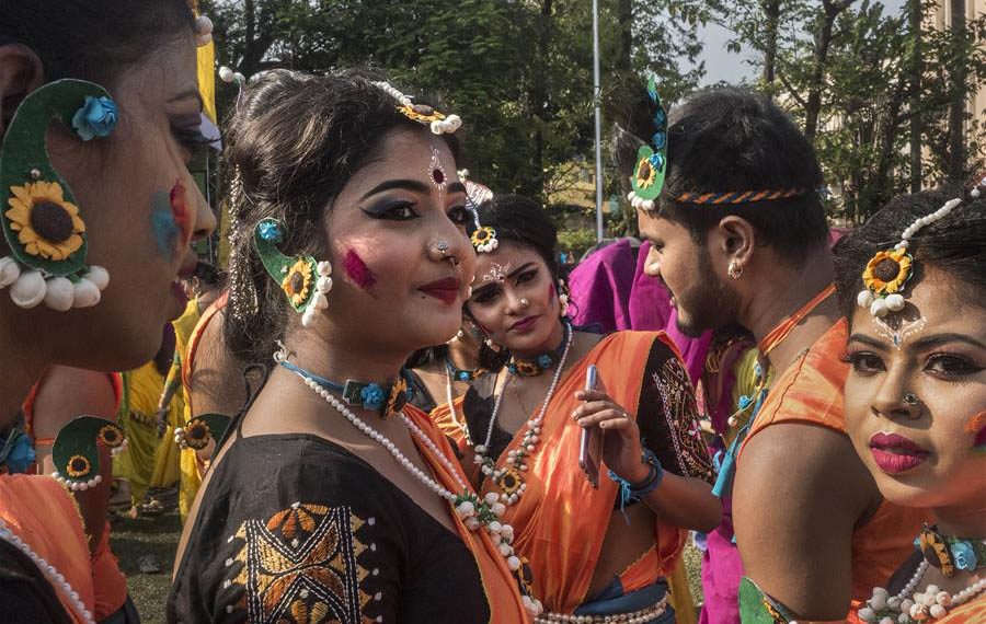 احتفال بمهرجان هولي في الهند لاستقبال فصل الربيع