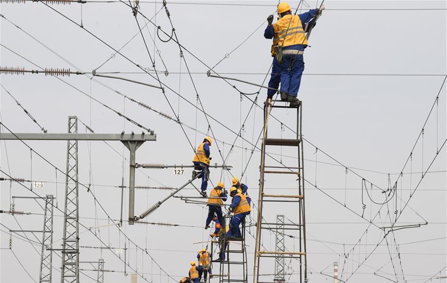 إصلاح خطوط الشبكة الكهربائية في شمالي الصين