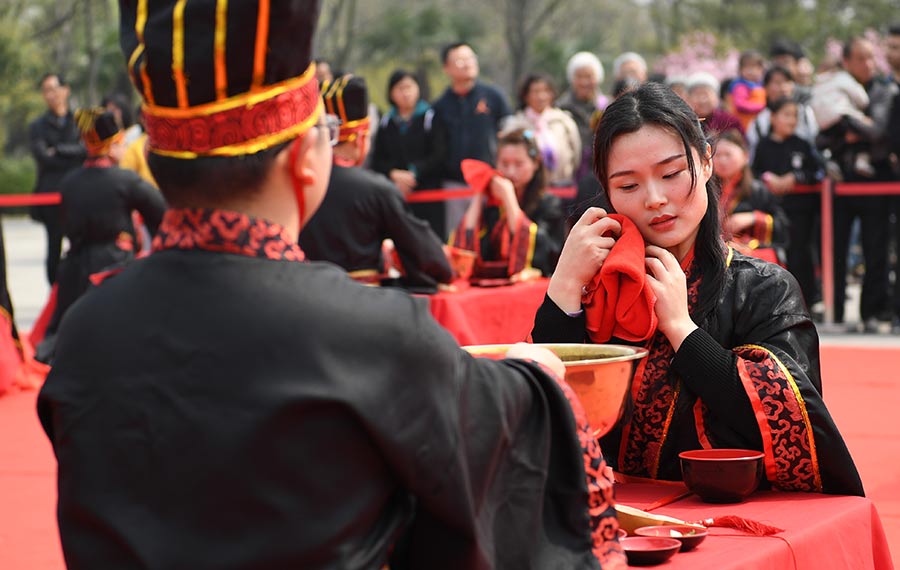 زفاف جماعي تقليدي في شرقي الصين