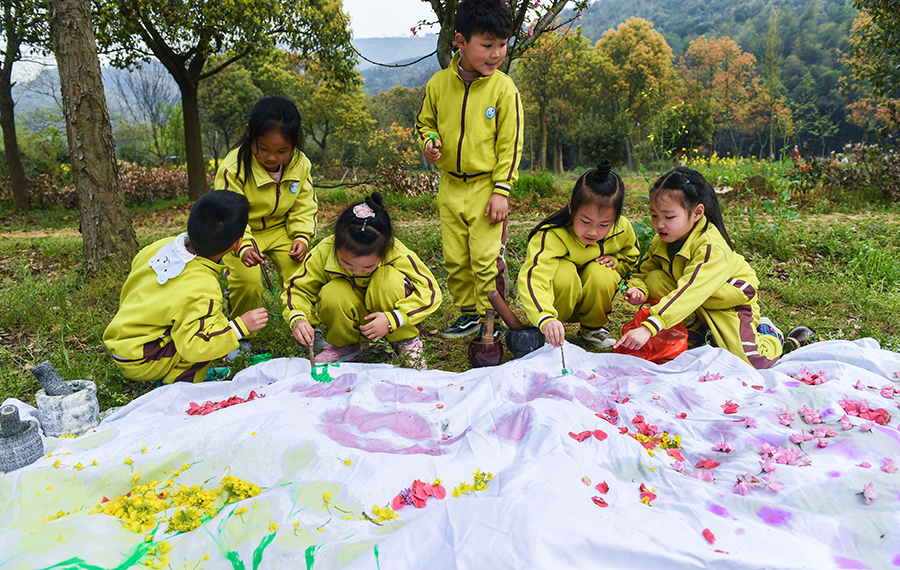أطفال يرسمون في الحقول في محافظة تشانغشينغ بمقاطعة تشجيانغ بشرقي الصين