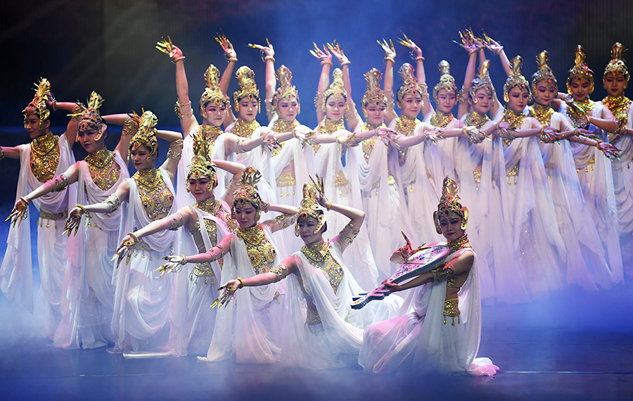 دراما الرقص الصينية الكلاسيكية تفتتح على المسرح في مدينة دونهوانغ بمقاطعة قانسو بشمال غربي الصين