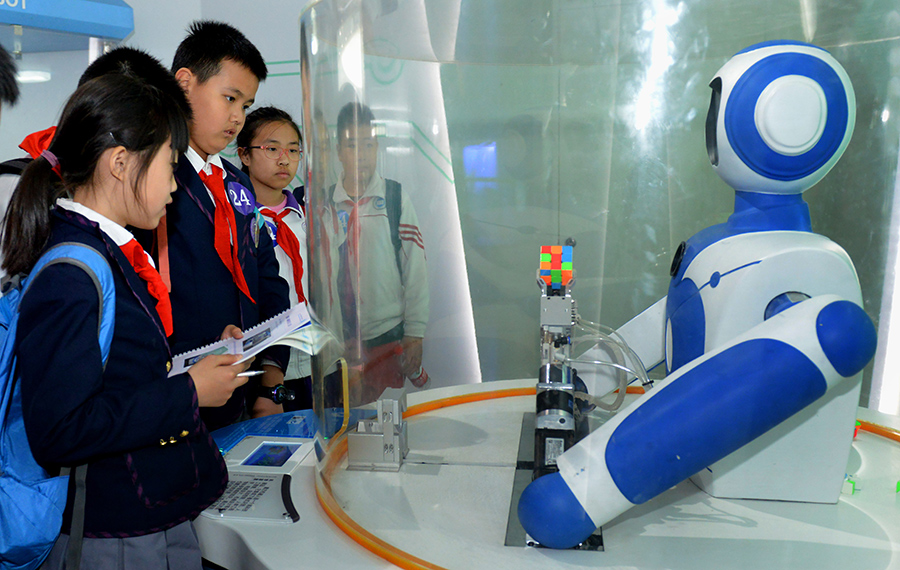 الطلاب يتعلمون المعرفة العلمية في مدينة بكين