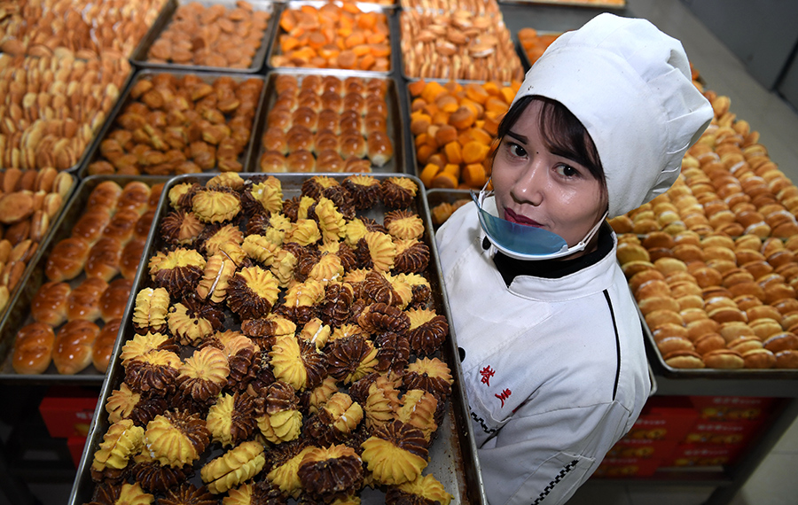 صناعة الحلويات تساعد في تخفيف الفقر فى الريف بشمال غربى الصين