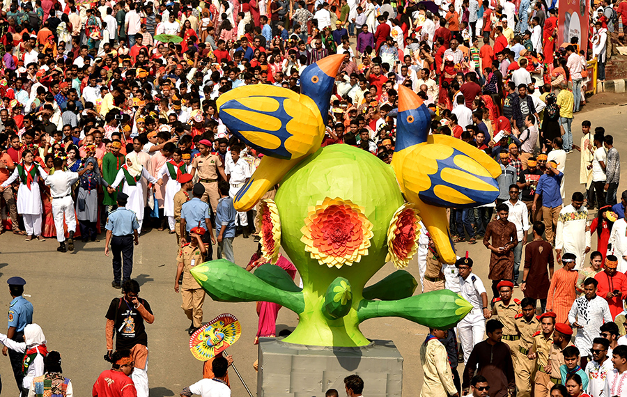 الناس يحتفلون بالسنة البنغالية الجديدة في دكا عاصمة بنجلاديش