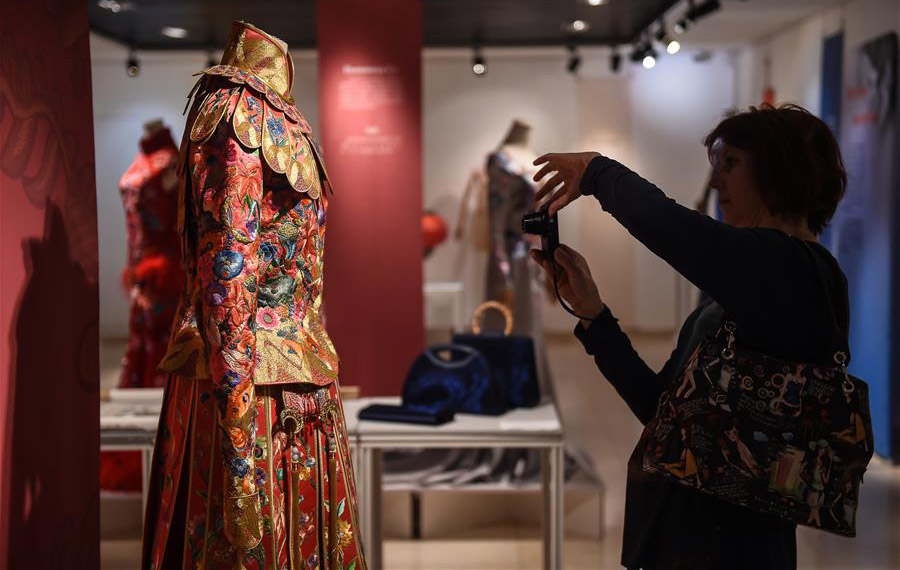معرض أزياء الحرير الصينية يعقد في موسكو الروسية