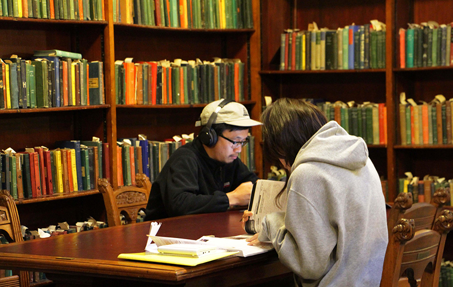 الناس يقرأون في مكتبة ولاية جنوب أستراليا في أديليد، أستراليا