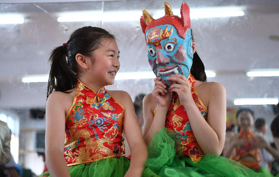 الأطفال يتعلمون مسرحية "نوه" الصينية التقليدية