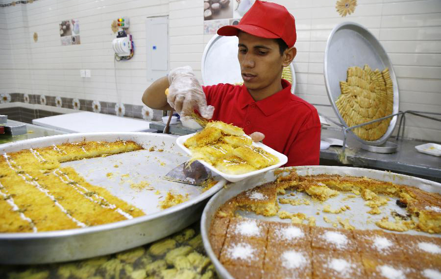 صناعة حلويات رمضان في صنعاء