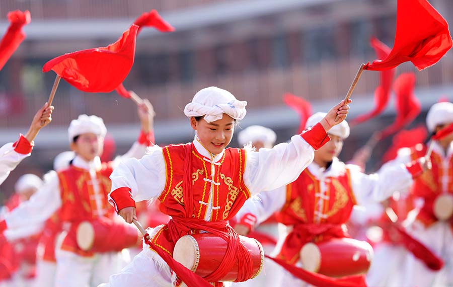 رقص طبل الخصر في آنساي يدخل مدرسة ابتدائية في محافظة تشينغشويخه بمنغوليا الداخلية