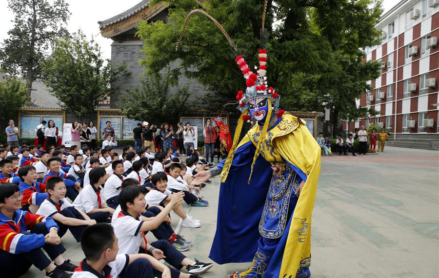 معرض الثقافة التقليدية يجري في مدرسة ثانوية ببكين