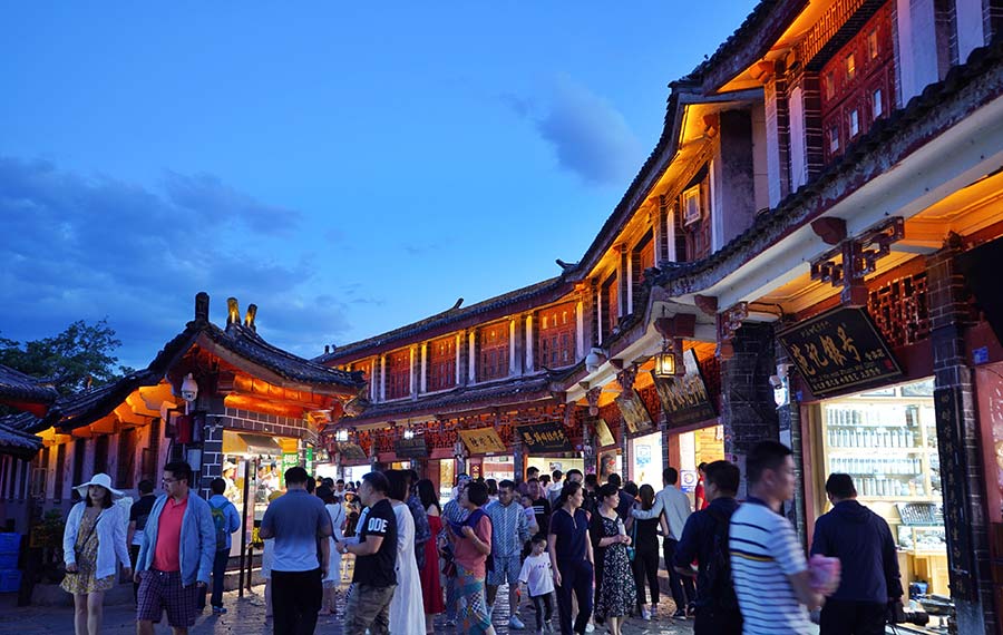 مناظر ليلية خلابة لمدينة ليجيانغ القديمة في مقاطعة يوننان بجنوب غربي الصين