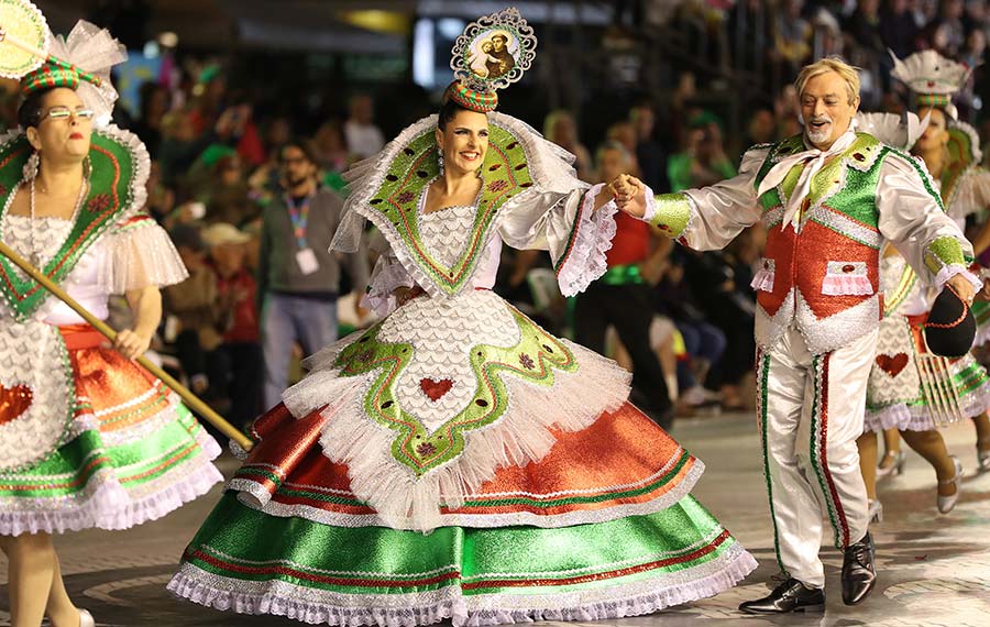 الناس يحتفلون بيوم القديس أنطونيو في لشبونة بالبرتغال