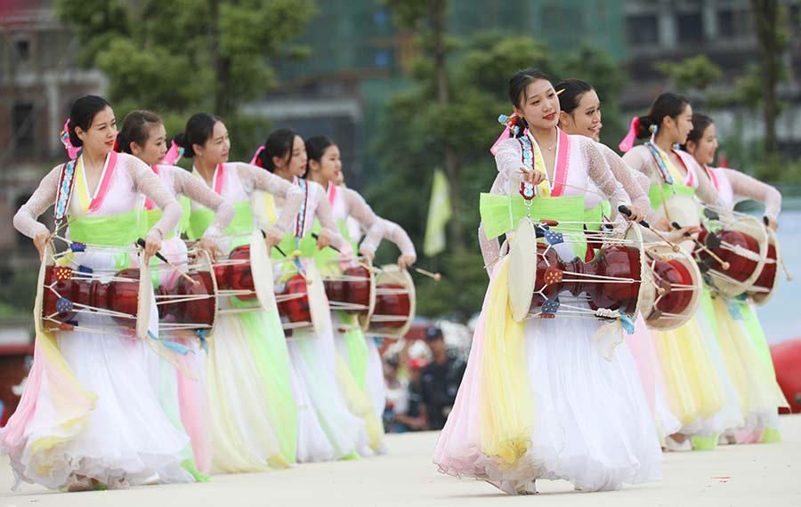 مهرجان الطبول يقام في ولاية شيانغشي الذاتية الحكم لقوميتي توجيا ومياو لمقاطعة هونان