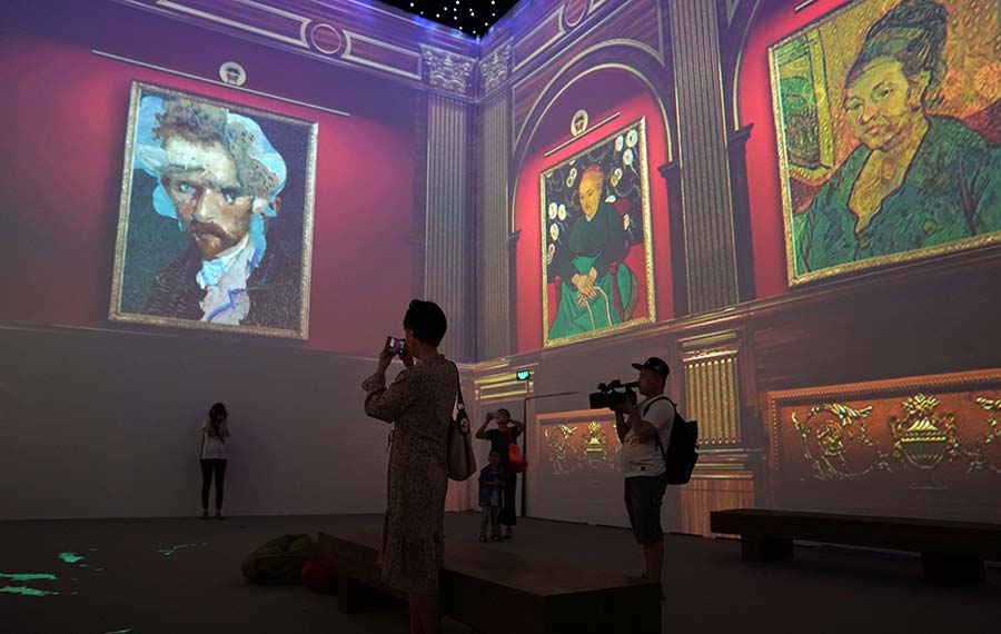 التجربة الغامرة لفن لوحات فان جوخ في المتحف الوطني الصيني تجذب الزوار