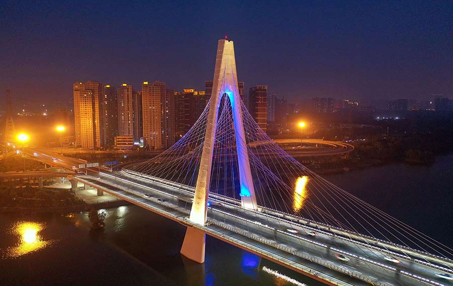 مناظر ليلية لجسر جينجيانغ عبر نهر فنخه في مدينة تاييوان بمقاطعة شانشي