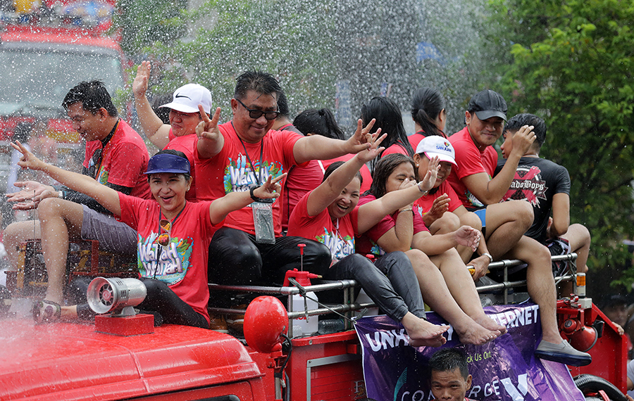 الناس يحتفلون بمهرجان واتاه واتاه في مدينة سان خوان بالفلبين