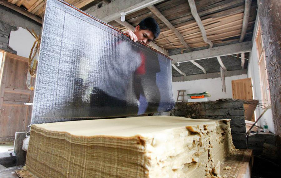صناعة الورق يدويا باستخدام الخيزران في الصين