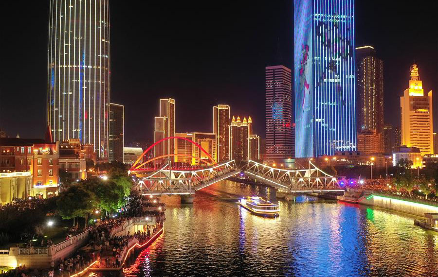 جسر جيهفانغ المزينة بالمصابيح الساطعة في تيانجين يجذب سياحا