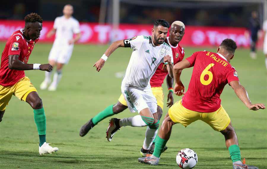 الجزائر تتأهل لدور الثمانية فى كأس أفريقيا لكرة القدم بعد الفوز على غينيا