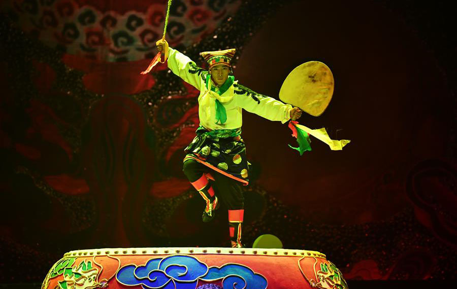 دراما رقص رائعة تعرض في مقاطعة قانسو