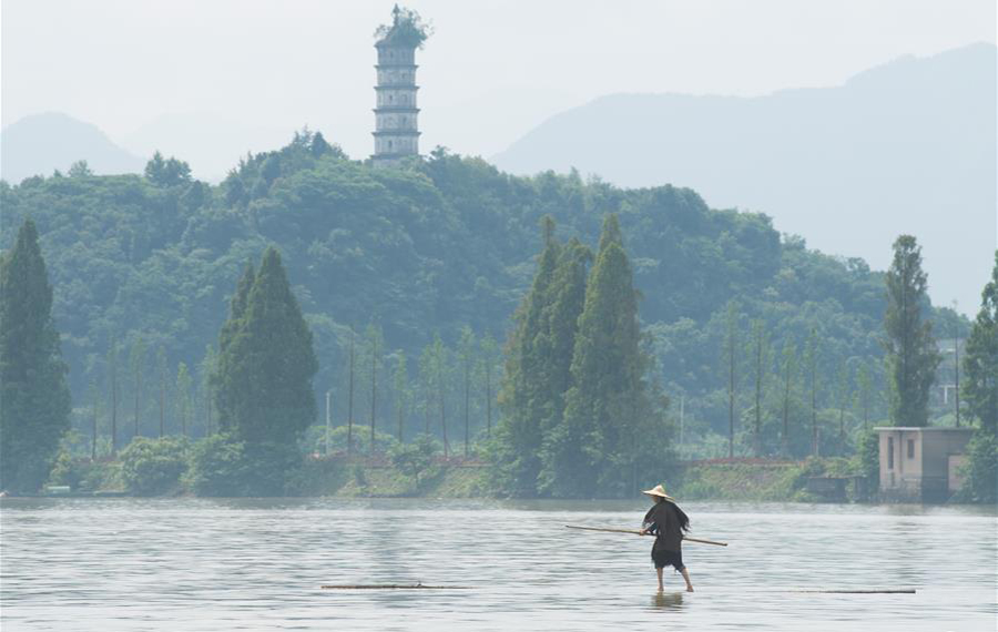 مهنة شعبية رائعة لعبور النهر على متن طوف من الخيزران في شرقي الصين