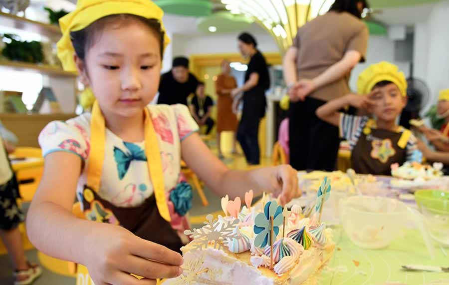 مسابقة صنع الكعك للأطفال تقام في مدينة تشينغداو بمقاطعة شاندونغ