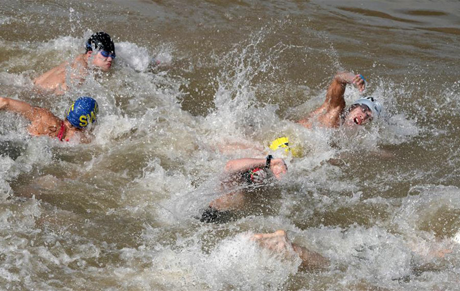 انطلاق الدورة الـ 45 من مهرجان السباحة لعبور نهر اليانغتسي في مدينة ووهان