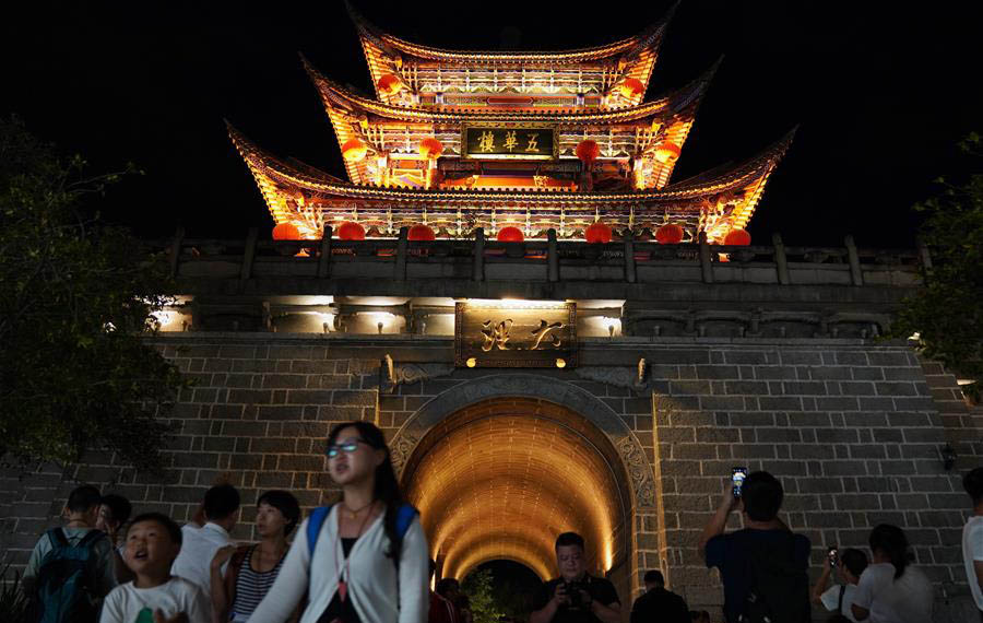 مناظر ليلية لمدينة دالي المشهورة في مقاطعة يوننان بجنوب غربي الصين