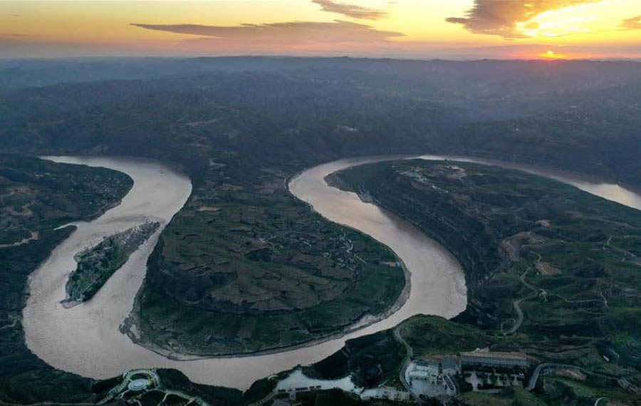 مناظر الخلابة لمنعطف النهر الأصفر الواقع في الحدود بين مقاطعة شنشي ومقاطعة شانشي بالصين