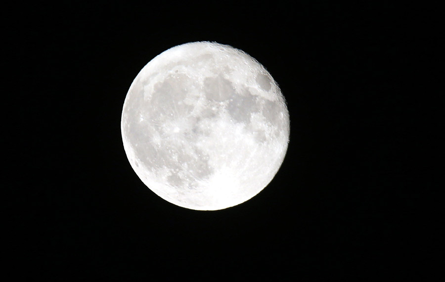 القمر مكتمل في سماء أنقرة