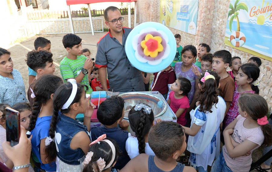 فلسطيني يصنع حلوى القطن للأطفال في قطاع غزة