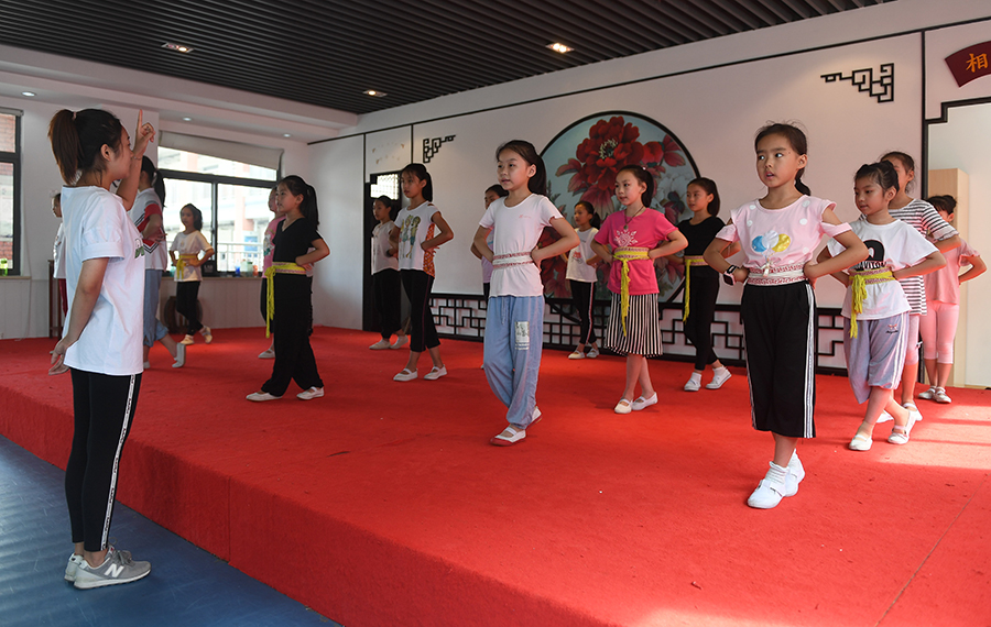 تلاميذ يدرسون المهارات الأساسية لأوبرا كون في مدرسة تشياندنغ الابتدائية في بلدة تشياندنغ بمدينة كونشان بمقاطعة جيانغسو