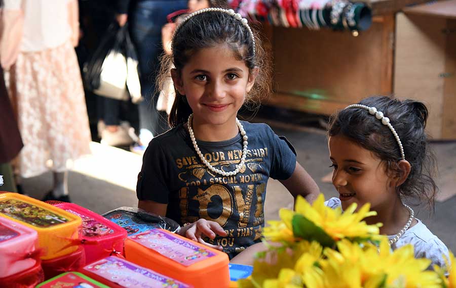 السوريون يشترون اللوازم المدرسية لاستقبال عام دراسي جديد في دمشق، سوريا