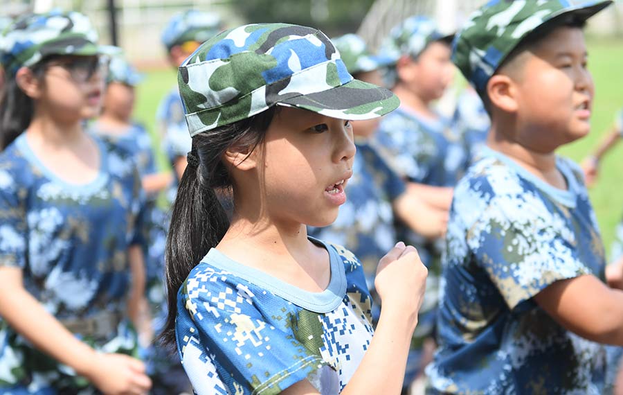 الطلاب يشتركون في التربية العسكرية لاستقبال الفصل الدراسي الجديد