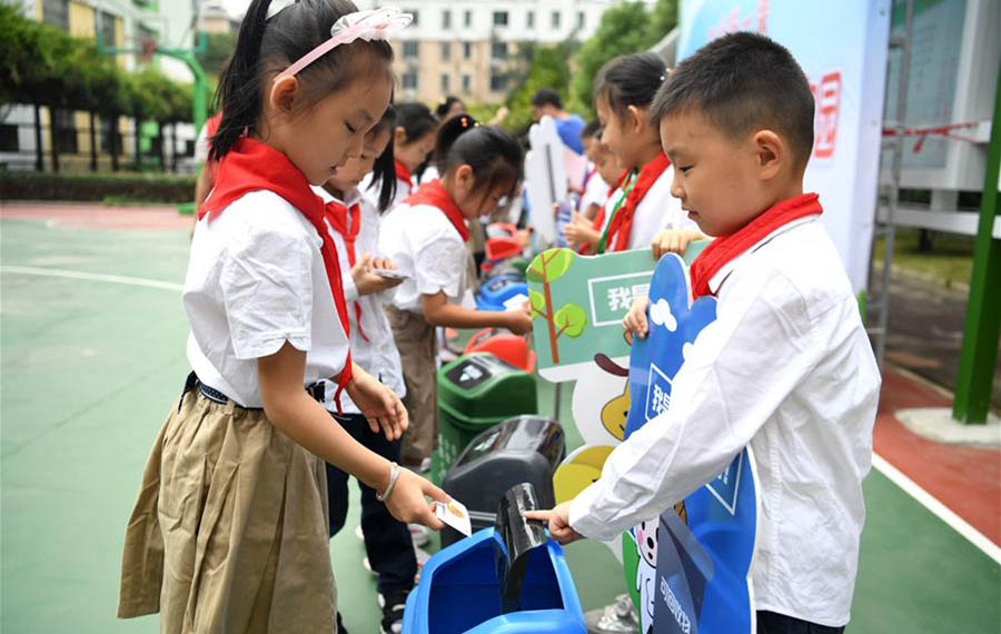 مدرسة ابتدائية بشرقي الصين تعلم الأطفال تصنيف النفيات