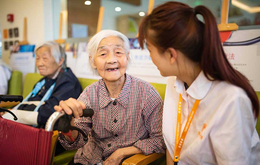 تقديم خدمات طبية مجانية لكبار السن في جنوب غربي الصين
