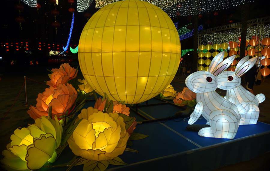 معرض المصابيح في حديقة فيكتوريا هونغ كونغ لاستقبال عيد منتصف الخريف التقليدي الصيني