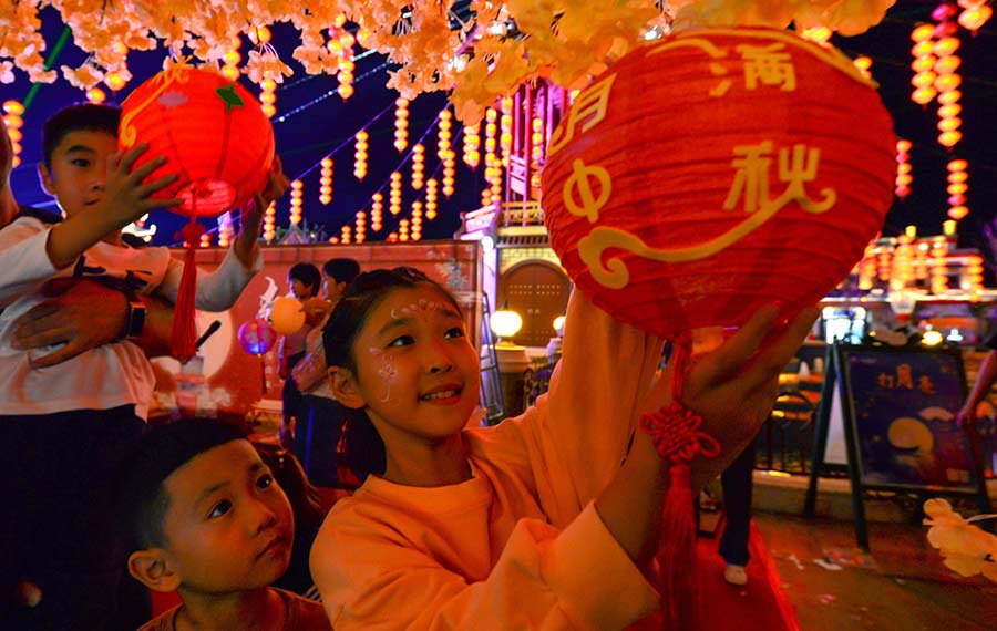 الناس يحتفلون بمهرجان منتصف الخريف في هاندان بمقاطعة خبي بالصين