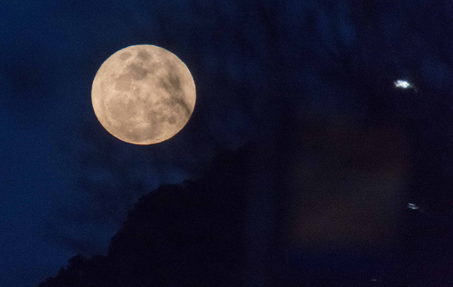 القمر في سماء كانبيرا، أستراليا