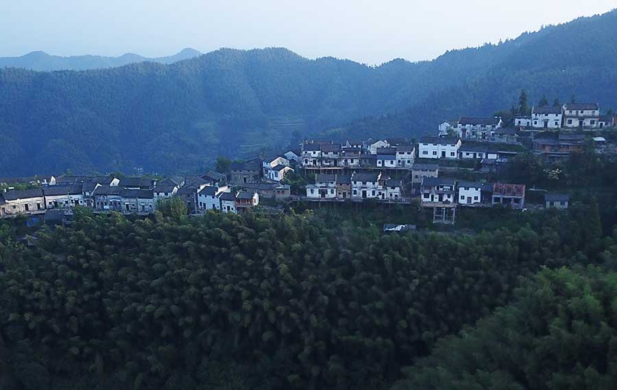مشاهد الصباح الساحرة لقرية في جنوب مقاطعة أنهوي بشرق الصين