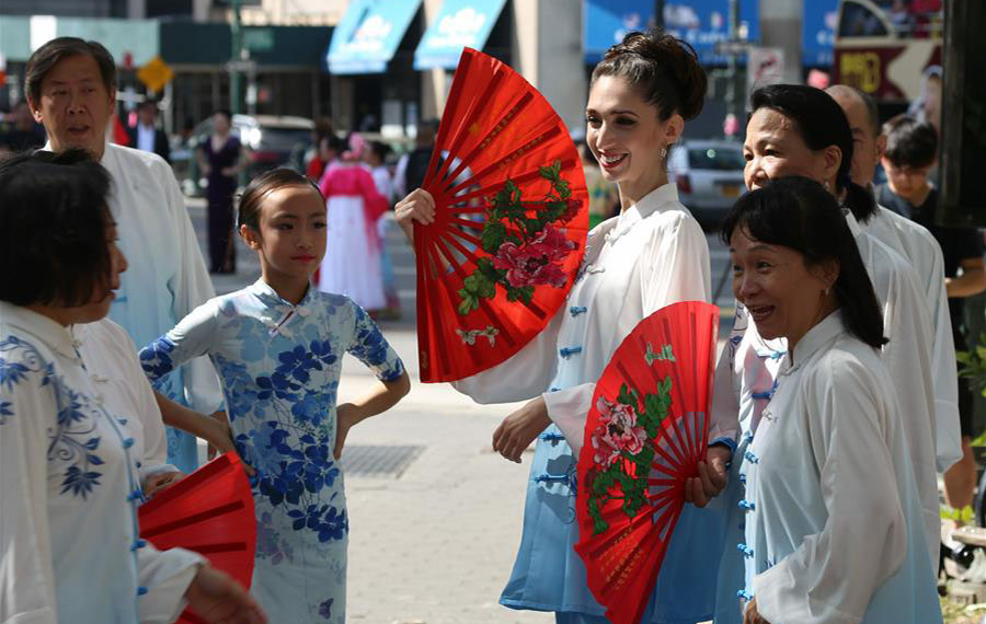 معرض الأزياء الصينية التقليدية المقام في نيويورك