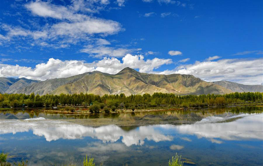 الصين الجميلة: مناظر خريفية خلابة في لاسا بالتبت