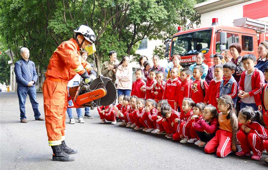 أطفال يدرسون معارف حول مكافحة الحريق