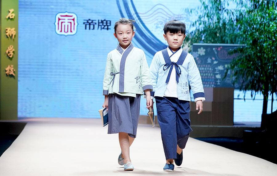 مؤتمر صحفي اتجاه الموضة لملابس المدرسة لعام 2020 يقام في بكين